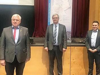 Die B&uuml;rgermeister der Region in Bad Windsheim bei der Gr&uuml;ndungsversammlung der Regionalstrecke Franken (von rechts) die B&uuml;rgermeister Tobias Roppelt (Baunach), Carsten H&ouml;llein (Se&szlig;lach), Helmut Dietz (Untermerzbach), J&uuml;rgen Hennemann (Ebern) und Christoph Other (Bad Colberg-Heldburg).
