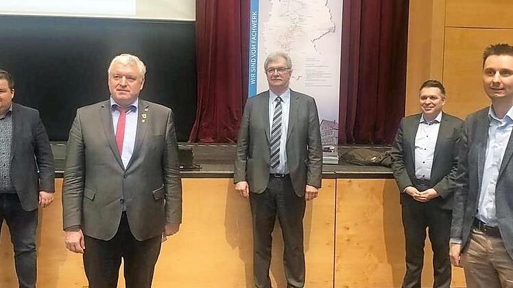 Die B&uuml;rgermeister der Region in Bad Windsheim bei der Gr&uuml;ndungsversammlung der Regionalstrecke Franken (von rechts) die B&uuml;rgermeister Tobias Roppelt (Baunach), Carsten H&ouml;llein (Se&szlig;lach), Helmut Dietz (Untermerzbach), J&uuml;rgen Hennemann (Ebern) und Christoph Other (Bad Colberg-Heldburg).