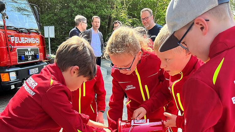 F&uuml;rth: "An wichtige Aufgaben herangef&uuml;hrt" - 100 junge Nachwuchskr&auml;fte auf erstem Kinderfeuerwehrtag