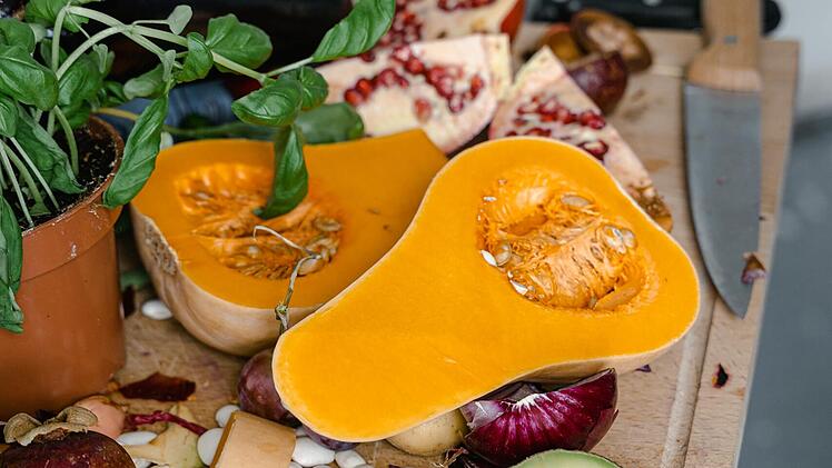 Mit einem rohen Kürbis kannst du beispielsweise einen Smoothie machen.