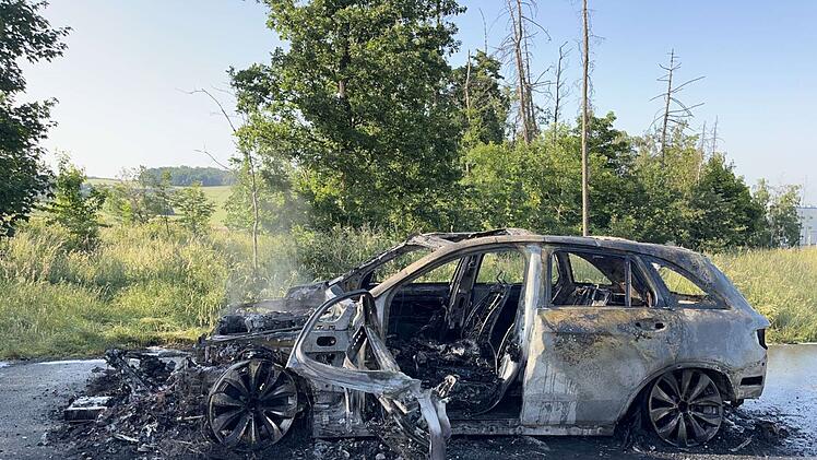 Schreckens-Unfall im Kreis Hof: Fahrendes Auto gerät plötzlich in Brand
