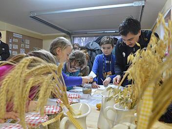 Das Erkennen verschiedener Getreidesorten ist eine der insgesamt fünf Station im Lehrprogramm "Vom Korn zum Brot". Ihre Ergebnisse tragen die Kinder in eine Rätselmappe ein. Fotos: Ronald Rinklef