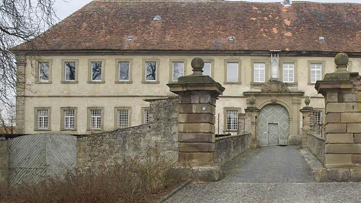 Die Ebenhäuser sind in Sorge, weil das historische Schloss, das den Ort prägt, schon seit längerem nicht mehr bewohnt ist. Foto: Stefan Geiger