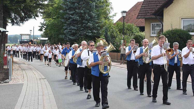 Die Mönchherrnsdorfer Musikanten begleiteten den Umzug. Foto: Sonja Werner