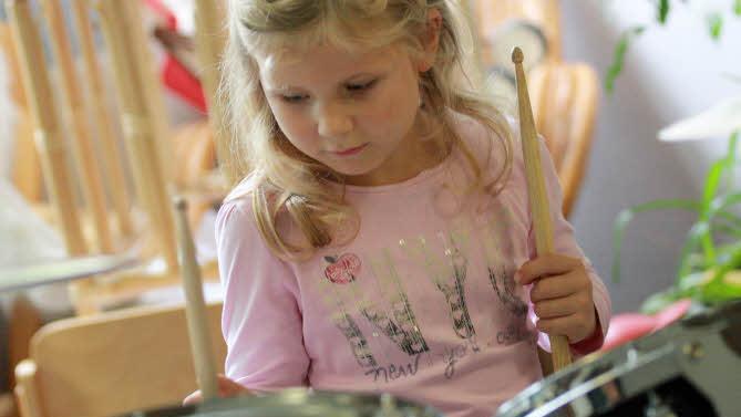Kleine Schlagzeugerin: Die fünfjährige Julia hat schon viele Instrumente ausprobiert. Am liebsten möchte sie Flöte lernen. Foto: Katja Nauer