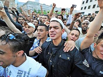Anhänger des islamistischen Predigers Pierre Vogel jubeln ihrem Idol zu. Bilder wie diese beunruhigen die europäische Gesellschaft. Darüber wurde auch beim Poetenfest in Erlangen gesprochen.  Foto: Boris Roessler/dpa