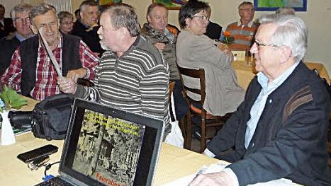 Leo Schilling (r.) hielt den Vortrag, links daneben Robert Schmitt Foto: gö