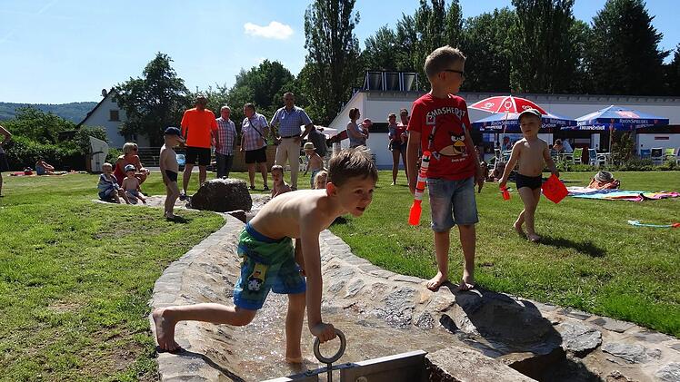 Der neue Wasserlauf im Bischofsheimer Freibad wird sehr gut angenommen. Voller Begeisterung nutzen die Kinder die verschiedenen Spielmöglichkeiten. Foto: Marion Eckert