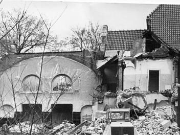 "Vom einstmals stolzen Bau des Alexandrinenbades ist nur noch ein Trümmerhaufen übrig geblieben", lautete die Tageblatt-Bildunterschrift vom 5. November 1977. Fotos: CT-Archiv
