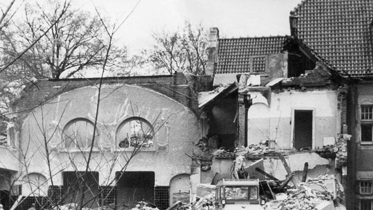 "Vom einstmals stolzen Bau des Alexandrinenbades ist nur noch ein Trümmerhaufen übrig geblieben", lautete die Tageblatt-Bildunterschrift vom 5. November 1977. Fotos: CT-Archiv