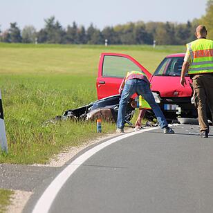 Tuchenbach: Motorradfahrer prallt frontal gegen Auto und stirbt