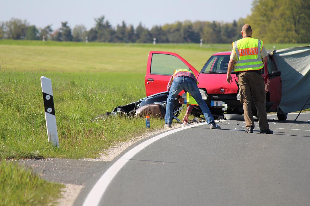 Tuchenbach: Motorradfahrer prallt frontal gegen Auto und stirbt
