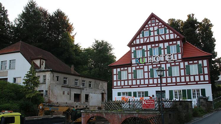 Im früheren Wirtshaussaal (links), wo zuletzt eine Schreinerei beheimatet war, ...
