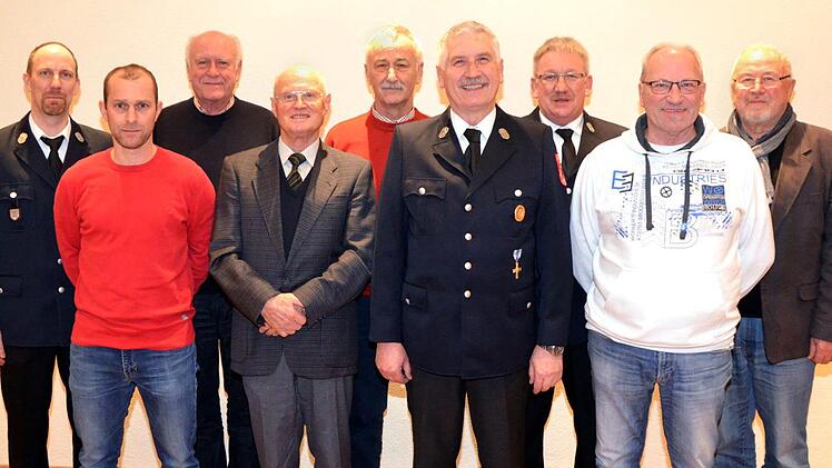 Für 25-, 40- und 50-jährige Mitgliedschaft ehrte  2. Kommandant Georg Schmitt (links):  Matthias Glöckler, Gerhard Klauda, Dr. Franz Bruna, Hans Krambo, Herbert Kolb, Ralf Schöniger, Helmut Kiesel und Hermann Schober (von links). Peter Rauch