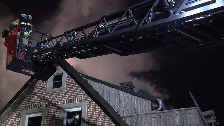 Bei einem Brand am Sonntagabend in Haßfurt kam es zu einem Großaufgebot von Rettungskräften. Foto: NEWS5 / Licha