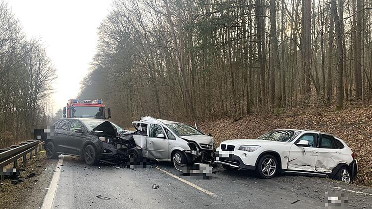 Auto kommt in Gegenverkehr und f&auml;hrt in drei weitere Fahrzeuge: F&uuml;nf Personen verletzt