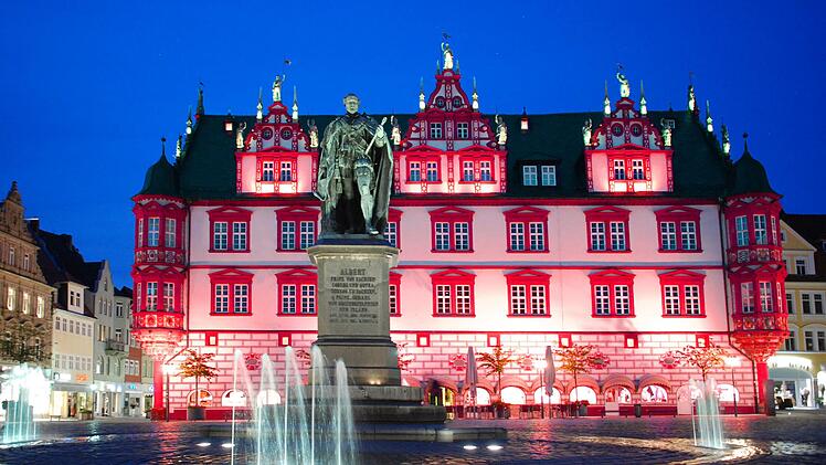 Auch das Stadthaus wird am Dienstag bei der "Night of the Light" rot angestrahlt.Foto: Stadt Coburg