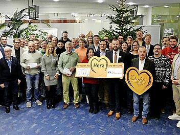 Die Spendenempfänger in der VR-Bank-Hauptstelle mit Bereichsdirektor Florian Horner (vorne, Vierter von rechts) und Teamleiterin Nicole Neuber (vorne, Dritte von links).