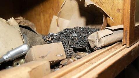 Eine Schachtel mit Unterlegscheiben