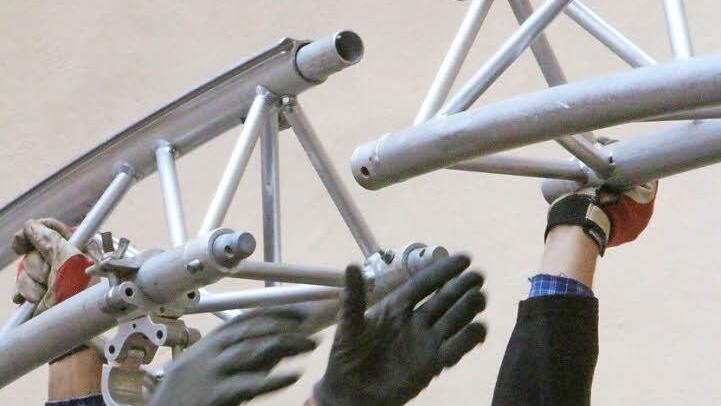 Präzision ist gefragt beim Aufbau der neuen Bühne.  Foto: Josef Hofbauer