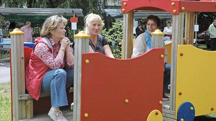 Eine Eisenbahn auf dem Spielplatz stellt den Bezug der Fläche zum ehemaligen Bahnhof her. Auch "große Kinder" dürfen mitfahren. Foto: Schmidt