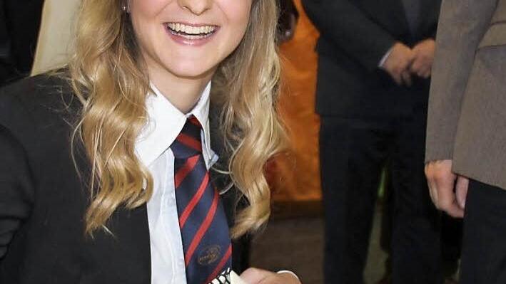 Annalena Weinfurtner trug sich wie die elf weiteren Geehrten ins Gästebuch der Stadt ein. Foto: Ralf Kestel