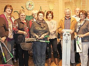 Die zwölf ersten Preisträger mit dem Vorsitzenden Alfons Schumm, der 2. Vorsitzenden Sabine König und dem 2. Bürgermeister Georg Eismann.  Foto: erl