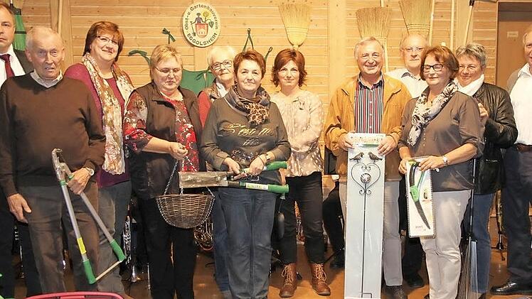 Die zwölf ersten Preisträger mit dem Vorsitzenden Alfons Schumm, der 2. Vorsitzenden Sabine König und dem 2. Bürgermeister Georg Eismann.  Foto: erl
