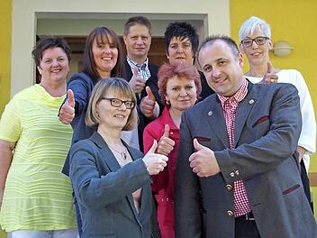 Thea Xynos (von links), Corinna Himmel, Frank Jungkunz, Sandra Wenzig, Regina Fleischmann (hinten stehend) und Anette Höfner, Irmgard Kittel und Rainer Mohr (vorne stehend).  Foto: Lisa Kieslinger