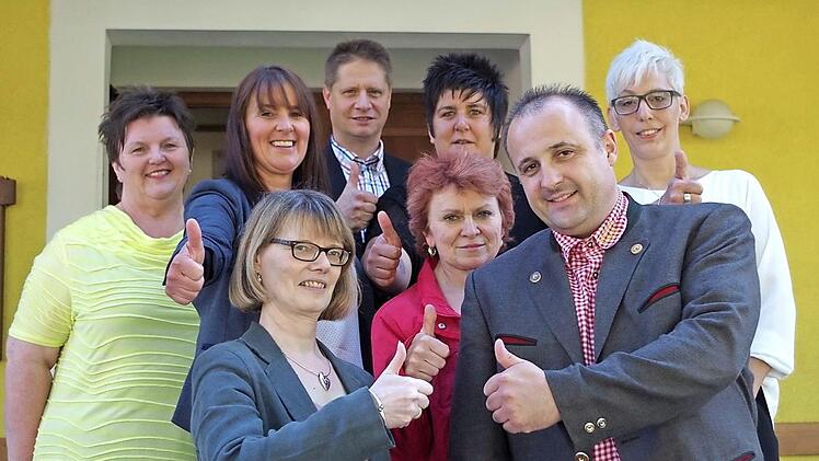 Thea Xynos (von links), Corinna Himmel, Frank Jungkunz, Sandra Wenzig, Regina Fleischmann (hinten stehend) und Anette Höfner, Irmgard Kittel und Rainer Mohr (vorne stehend).  Foto: Lisa Kieslinger