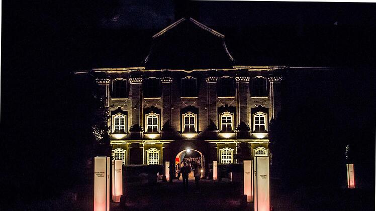 Krachledernes Outfit, mitreißend laute Beats: LaBrassBanda begeistert in Tambach . Foto: Jochen Berger