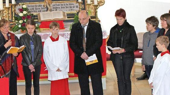Bei dem Festgottesdienst trugen diese Helfer die Verpflichtungen im Hinblick auf die Ökumene vor. Fotos: Günther Geiling