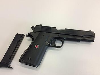 Mit dieser Soft-Air-Waffe überfiel der 21-Jährige die Tankstelle im Bamberger Berggebiet. Foto: Stefan Fößel