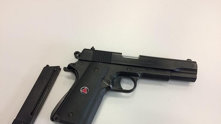 Mit dieser Soft-Air-Waffe überfiel der 21-Jährige die Tankstelle im Bamberger Berggebiet. Foto: Stefan Fößel