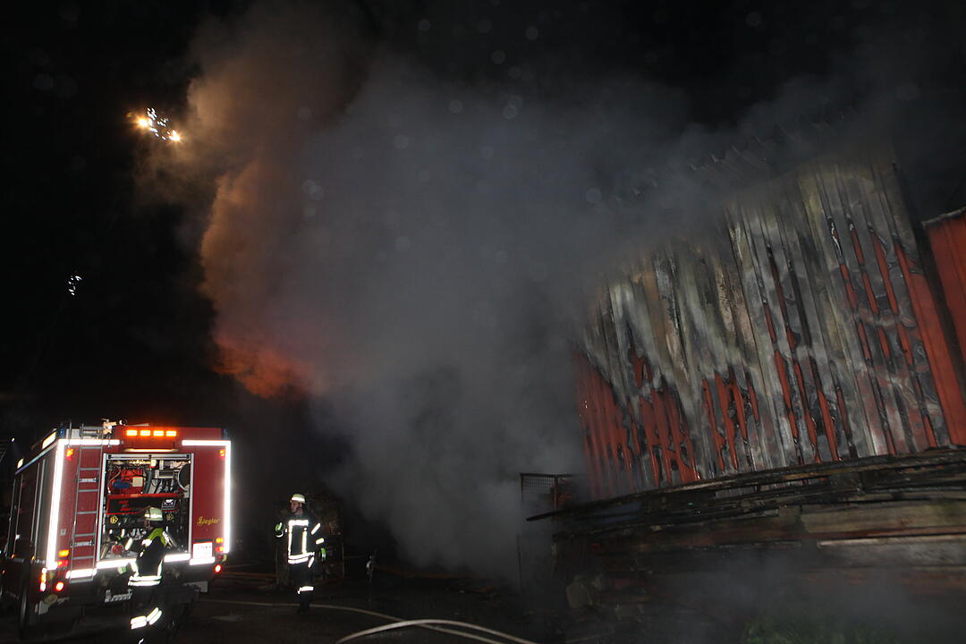 Flammen vernichten stillgelegte Zimmerei