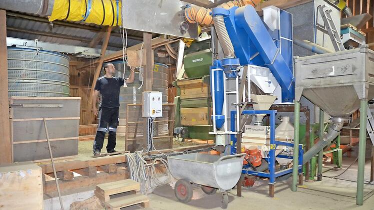 Biolandwirt Peter Heller wird den Mitgliedern des Verbandes für landwirtschaftliche Fachbildung seine selbst entwickelte und selbst gebaute Getreidereinigungsanlage vorstellen. Foto: K.- H. Hofmann