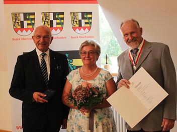 Eberhard Hofmann (r.) mit seiner Frau Monika und Günther Denzler Foto: Carmen Schwind