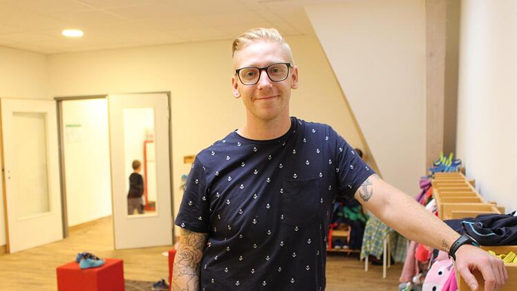 Noch ist das Obergeschoss nicht fertig eingerichtet: Kindergartenleiter Marcel Borst im Eingangsbereich. Foto: Julia Raab