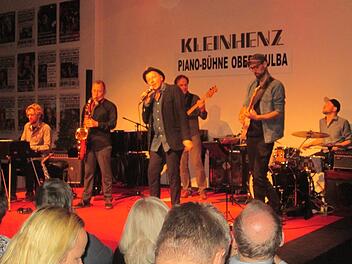 Adriano und Band in Aktion: Der Münchner ist gern gehörter Akteur in der Piano-Bühne.  Foto: Winfried Ehling