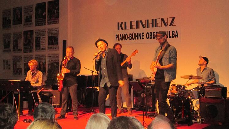 Adriano und Band in Aktion: Der Münchner ist gern gehörter Akteur in der Piano-Bühne.  Foto: Winfried Ehling