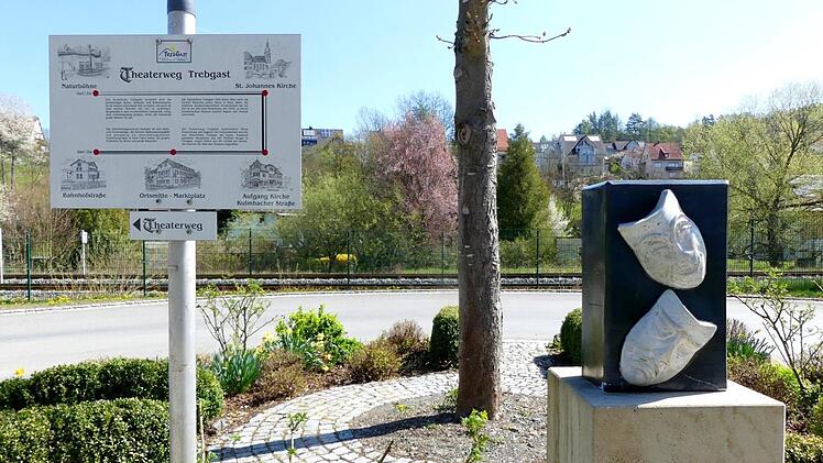 Vom Bahnhof in Richtung Badesee soll der neue Kunst- und Seeweg entstehen. Hier der Beginn des 2017 angelegten "Theaterwegs", der in Richtung Ortsmitte bis zur Naturbühne führt. Dieter Hübner