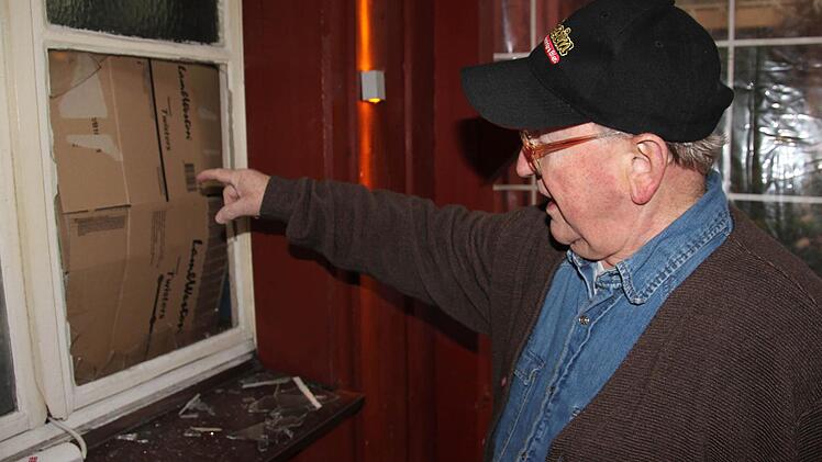 Gottfried Winter zeigt die eingeschlagene Scheibe.