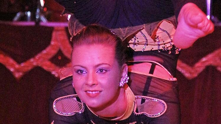 Sie verbiegt sich, als hätte sie keine Knochen.