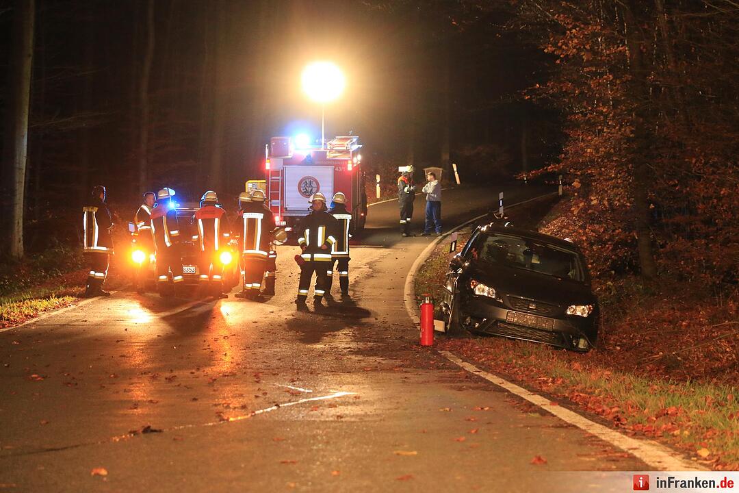 Pkw prallt bei Buch gegen Baum