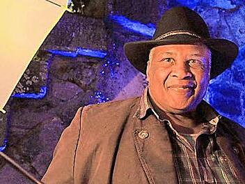 Tony Bulluck singt in Stadtsteinach Foto: Michael H&uuml;ttner