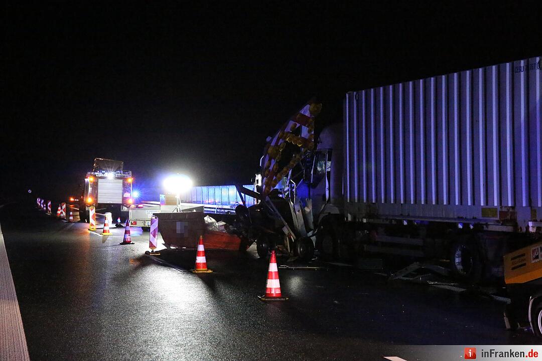 Lkw walzt Nachtbaustelle nieder - Bauarbeiter schwer verletzt - Bild der Verwuestung auf mehr als 300 Metern