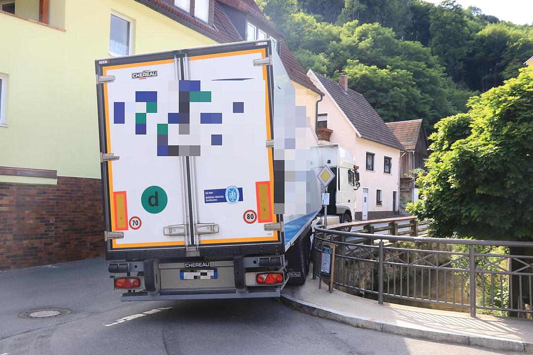 Lkw in Wirsberg zwischen Brücke und Haus eingeklemmt