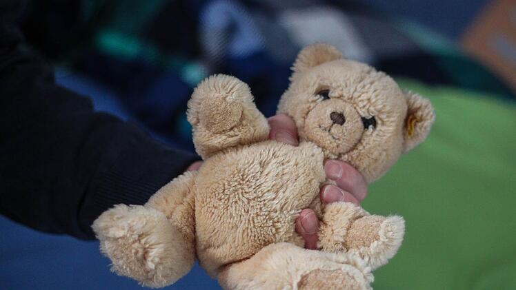 Sie sollen ihre zweieinhalb Jahre alte Tochter so vernachlässigt haben, dass sie fast verhungerte. Nun standen die Eltern in Berlin vor Gericht und kamen mit einer Bewährungsstrafe davon. Symbolfoto: Christopher Schulz
