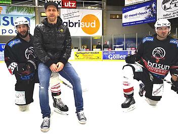 Als Glücksbringer entpuppte sich der einstige Topscorer Jakub Sramek bei einem Kurzurlaub an alter Wirkungsstätte. Beim 7:4-Erfolg überreichte der Tscheche, der es sich bei der Ehrenrunde auf dem Knie von Michal Babkovic gemütlich gemacht hatte, seinem Landsmann Daniel Hora (rechts) den Preis für den "Spieler des Abends". Foto: Ralf Naumann