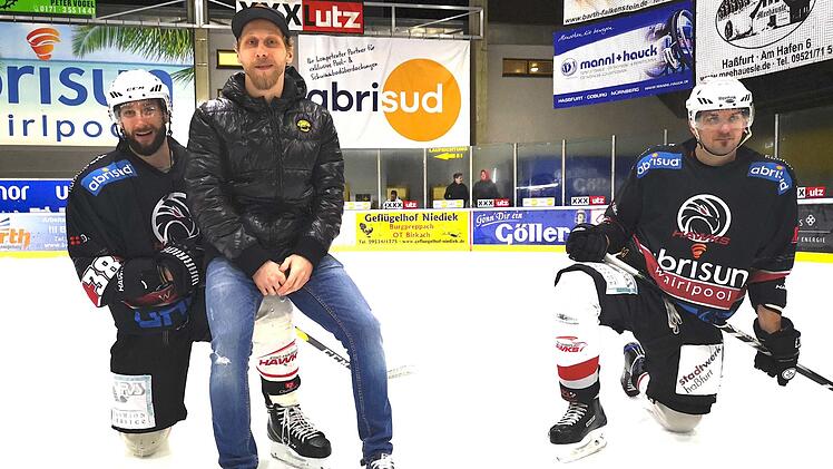 Als Glücksbringer entpuppte sich der einstige Topscorer Jakub Sramek bei einem Kurzurlaub an alter Wirkungsstätte. Beim 7:4-Erfolg überreichte der Tscheche, der es sich bei der Ehrenrunde auf dem Knie von Michal Babkovic gemütlich gemacht hatte, seinem Landsmann Daniel Hora (rechts) den Preis für den "Spieler des Abends". Foto: Ralf Naumann